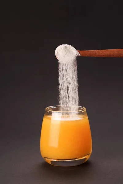 Bir kaşık proteinle portakal suyu — Stok fotoğraf