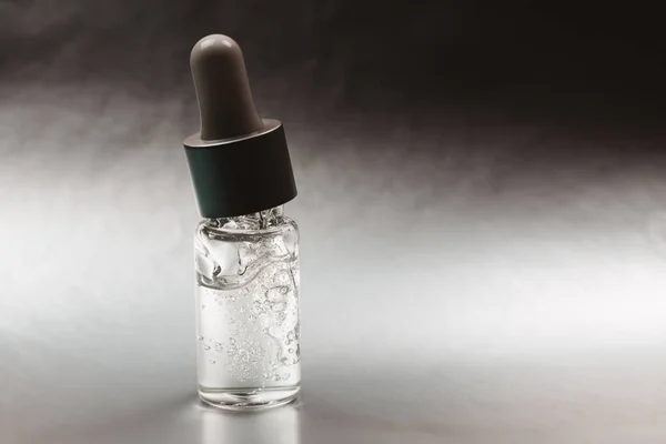 Бутылка гиалуроновой кислоты с пипеткой — стоковое фото