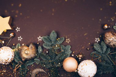 koyu arka plan üzerinde Noel süsleri