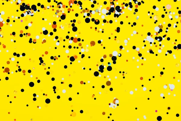 Падающие конфетти на желтом фоне — стоковое фото
