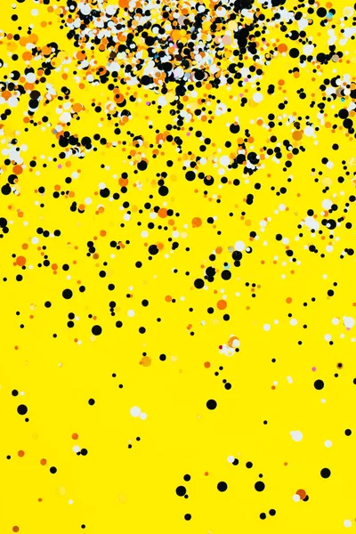 Coriandoli caduti su fondo giallo — Foto Stock
