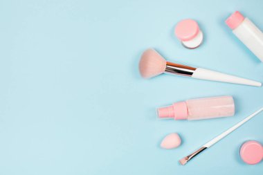 Yeşil arka planda bakım kozmetikleri