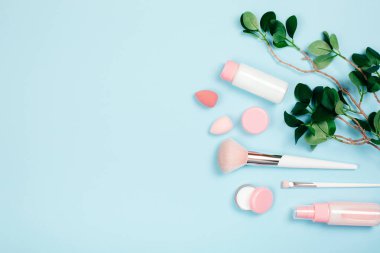 Yeşil arka planda bakım kozmetikleri