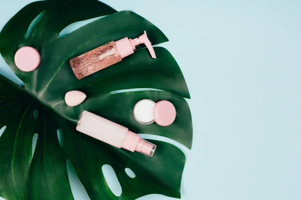 Cuidado cosméticos sobre fondo verde —  Fotos de Stock