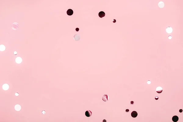 Foglia cadente coriandoli con bottiglia di champagne e cerchi su sfondo rosa . — Foto Stock