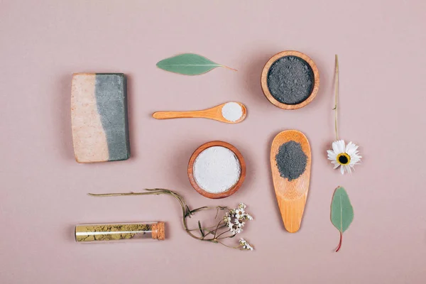 Naturlig kosmetika mönster med eukalyptus på grå bakgrund som mönster — Stockfoto