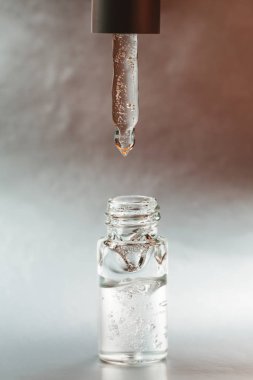 Pipetli bir şişe hyaluronik asit.