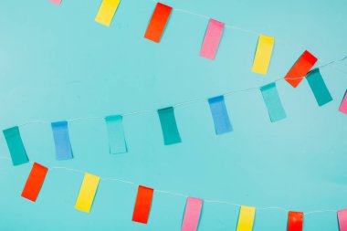 Renkli kağıt bayraklar