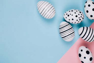 Pembe üzerinde birçok Paskalya yumurtaları. Düz yatıyordu.