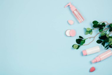 Yeşil arka planda bakım kozmetikleri