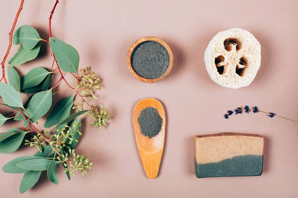 Eucalipto en polvo sobre fondo con hoja de palma — Foto de Stock