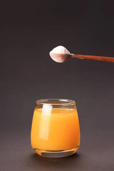 Sinaasappelsap met lepel eiwit — Stockfoto