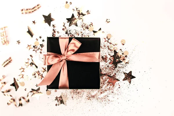 Μαύρο κουτί δώρου με ροζ χρυσό τόξο σε λευκό φόντο — Φωτογραφία Αρχείου