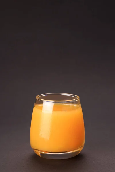Bir kaşık proteinle portakal suyu — Stok fotoğraf