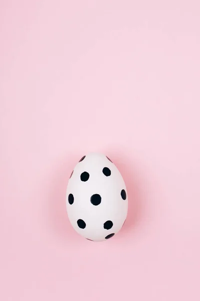 Uovo di Pasqua su rosa. Stile flat lay . — Foto Stock