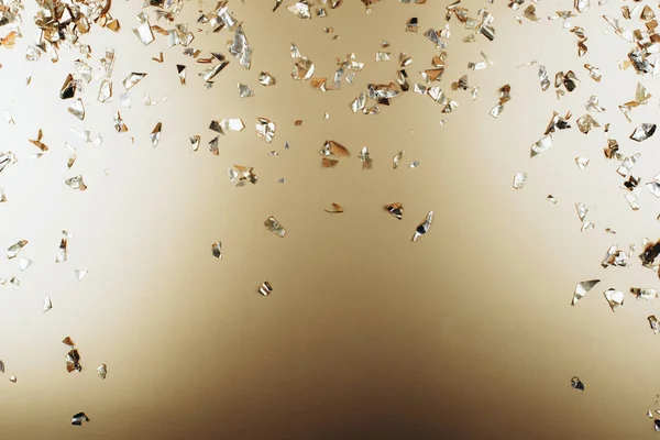 Metalik zemin üzerine düşen altın konfeti — Stok fotoğraf