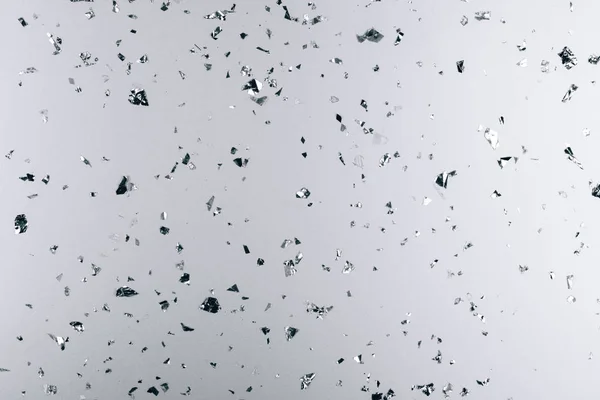 Prata caindo confete em pano de fundo metálico — Fotografia de Stock