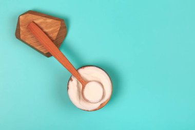 Deniz mavisi arkaplanındaki toz içindeki kolajen veya protein.