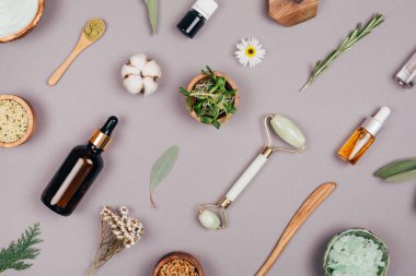 Sağlıklı cilt ve yüz için kozmetik ve doğal malzemeler. Şablon. Düzleştirme biçimi.