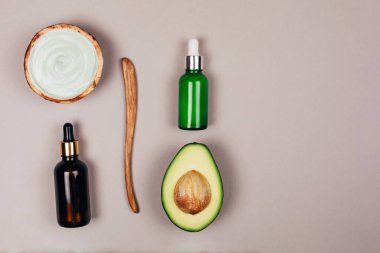 Doğal kozmetik cilt bakımı. Gri arkaplanda düz uzanma biçimi.