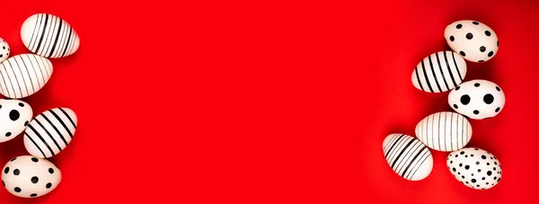 鮮やかな赤の背景に異なるグラフィック手描きの卵 イースターのコンセプト テキストの場所 — ストック写真