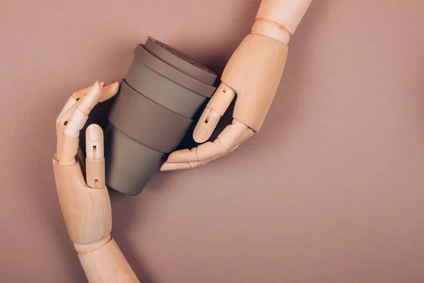 Houten Hand Met Herbruikbare Kop Koffie Begrip Kunststofvrij Afvalvrij Leven — Stockfoto