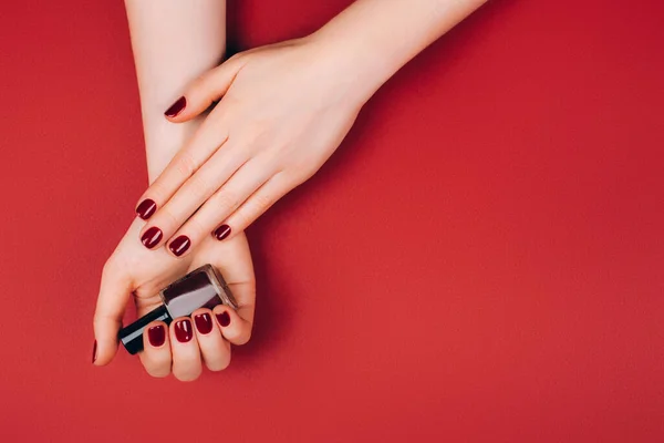 Vrouw Manicure Maken Door Haarzelf Marsala Achtergrond — Stockfoto