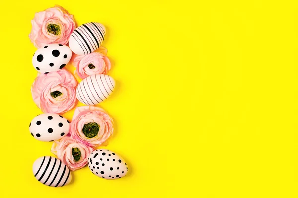 Ovos Pintados Mão Gráficos Criativos Flores Ranúnculo Fundo Amarelo Brilhante — Fotografia de Stock