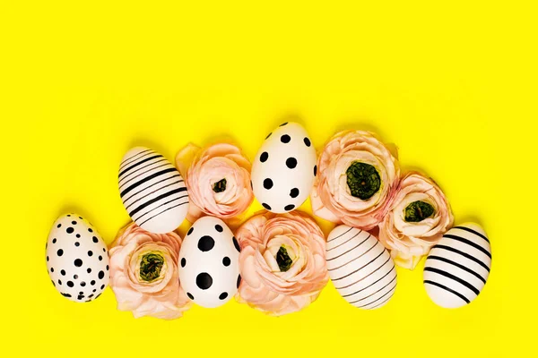 Creativos Huevos Pintados Mano Flores Ranúnculos Sobre Fondo Amarillo Brillante — Foto de Stock