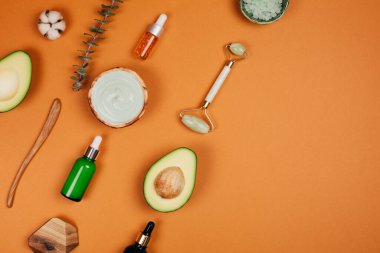 Doğal yüz bakımı için modern aksesuarlar ve bitkisel kozmetikler. Düzleştirme biçimi.