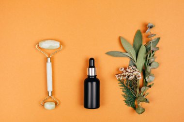 Doğal malzemeli modern eczacı. Bitkilerden yapılmış yağlar. Kişisel bakım için yüz silindiri. Düzleştirme biçimi.