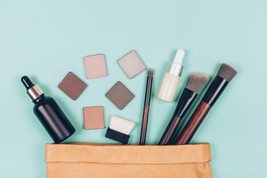 Dekoratif sıfır atık kozmetik. Seyahat ayarlandı. Düzleştirme biçimi