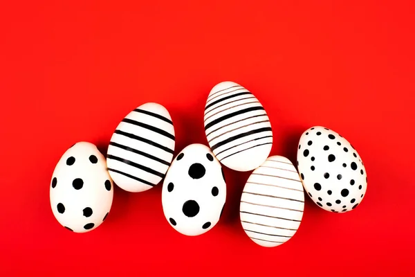 Ovos Pintados Mão Gráficos Diferentes Fundo Vermelho Brilhante Conceito Páscoa — Fotografia de Stock