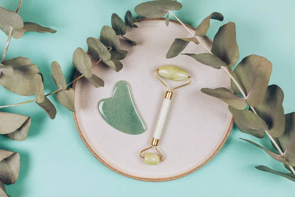 Yüz masajı seti. Yüz silindiri ve gua sha masaj aleti. Doğal taşlardan yapılmış..