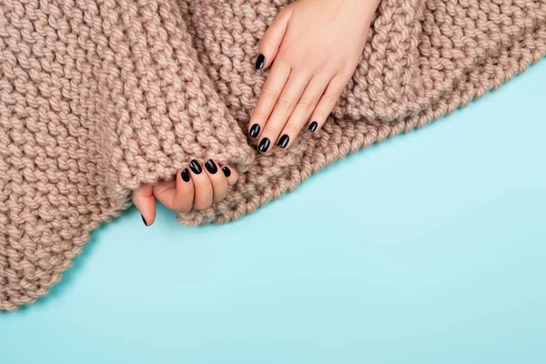 Manicura Negra Con Acogedora Bufanda Punto Lana Sobre Fondo Pastel — Foto de Stock