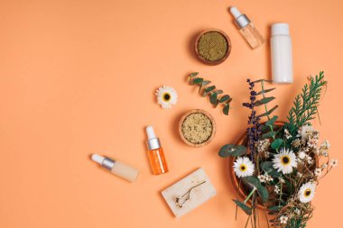 Modern eczacı konsepti. Bitkiler, kolajen ve temel yağlar durgun yaşam bileşimlerinde