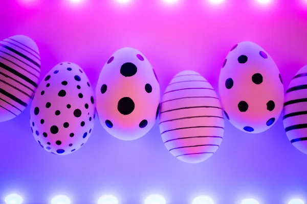 Различные Графические Яйца Ручной Работы Протонно Фиолетовом Неоновом Свете Пасхальная — стоковое фото