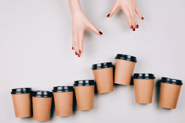 Красивые Руки Следуют Картонными Чашками Пастельном Фоне Концепция Кофейной Зависимости — стоковое фото