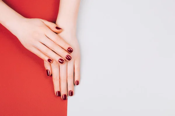 Rojo Hermosa Manicura Sobre Fondo Elegante Rojo Gris Con Copyspace —  Fotos de Stock