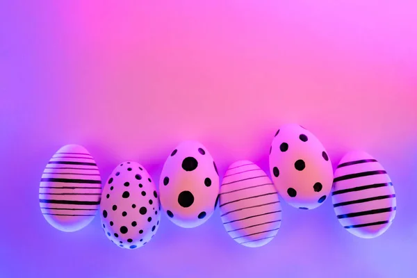 Различные Графические Яйца Ручной Работы Протонно Фиолетовом Неоновом Свете Пасхальная — стоковое фото