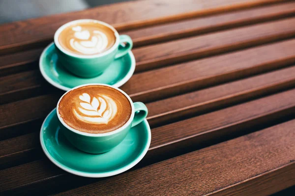 Két Csésze Cappuccino Latte Art Háttérrel Gyönyörű Hab Zöld Kerámia — Stock Fotó