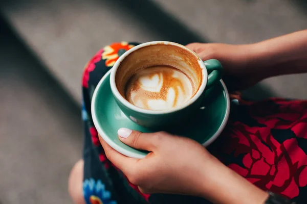 Csésze Kávé Térdre Szabadtéri Tartó Női Kezek Cappuccino Latte Art — Stock Fotó