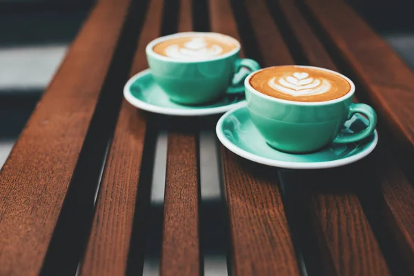 Twee Kopjes Cappuccino Met Latte Kunst Houten Achtergrond Mooie Foam — Stockfoto