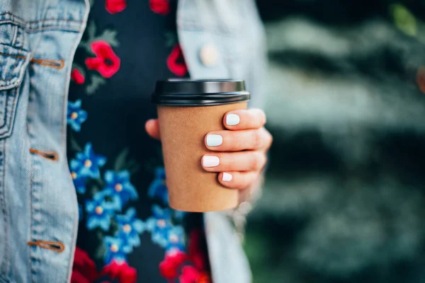 Weibliche Hand Mit Pappbecher Kaffee Zum Mitnehmen — Stockfoto