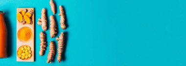 Farklı eyaletlerde zerdeçal: Şişe, hap, toz ve tahta tepside bitki, ahşap kasede kurumuş kök.