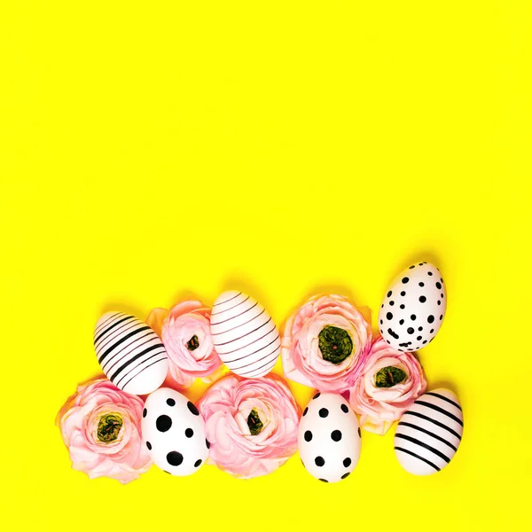 Creativos Huevos Pintados Mano Flores Ranúnculos Sobre Fondo Amarillo Brillante —  Fotos de Stock