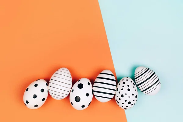Пасхальные Яйца Расставлены Разноцветном Фоне Праздничная Концепция Плоский Стиль — стоковое фото
