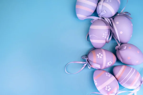 Belos ovos cinzentos decorativos em fundo pastel azul . — Fotografia de Stock