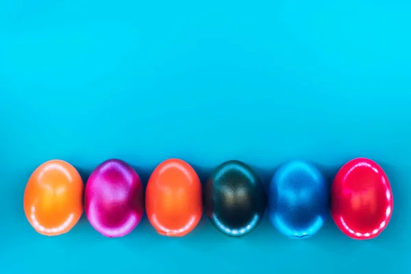 Glossy colorful eggs in neon trendy colors with creative backlight. — Stock Photo, Image