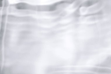 Suyla yapılmış gölgeler. Tek renkli su ve ışıktan oluşan bulanık bir arkaplan. Saflık kavramı.